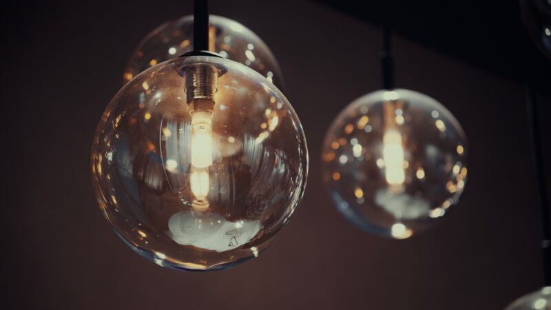 Optimiser l’éclairage suspendu dans le salon moderne