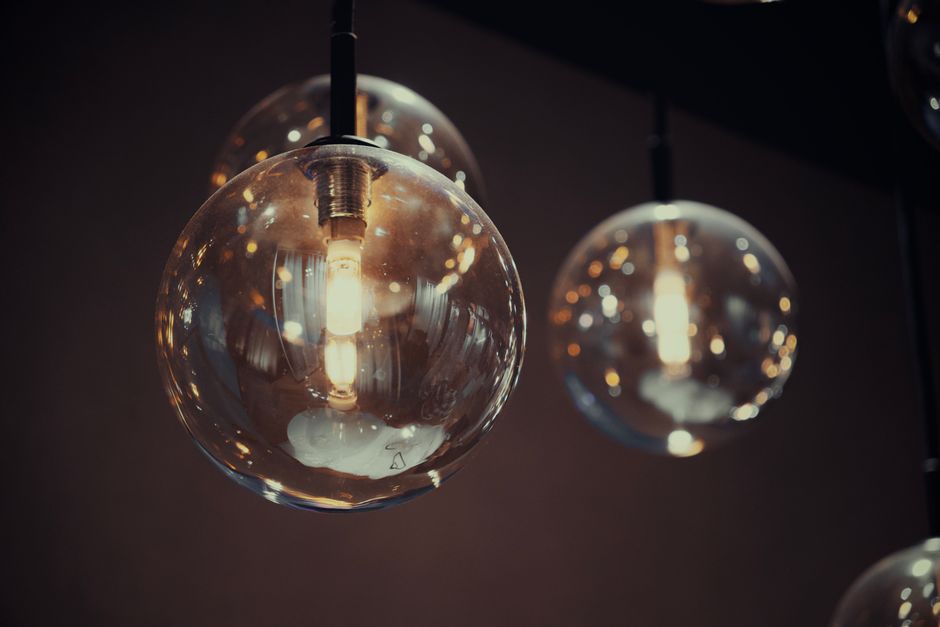 Optimiser l’éclairage suspendu dans le salon moderne